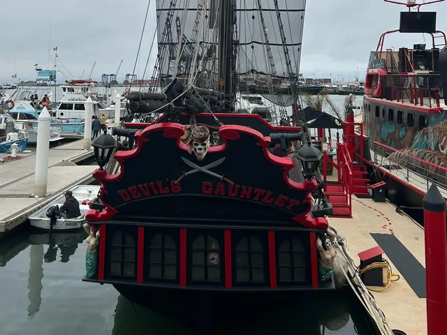 CUSTOM DEVILS GAUNTLET PIRATE SHIP