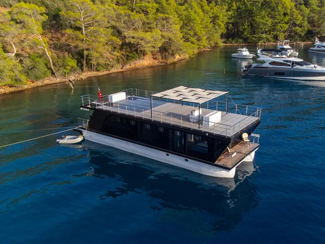 CUSTOM LUXURIOUS HOME CATAMARAN