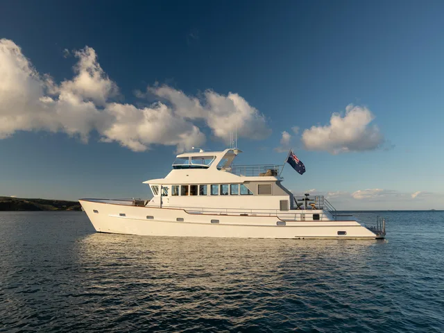 CUSTOM PILOTHOUSE