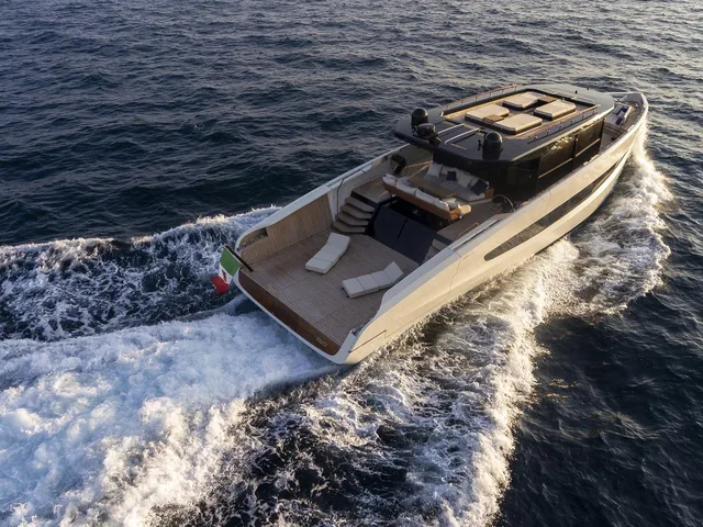 EVO YACHTS V8