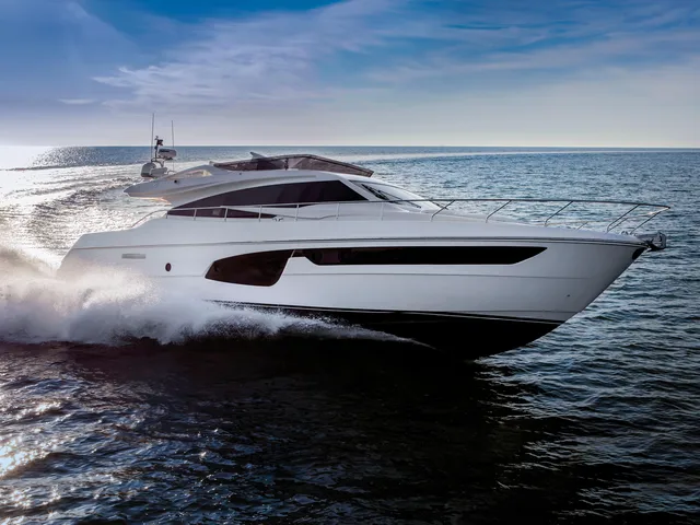 FERRETTI YACHTS 650