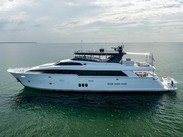 HATTERAS 100 RAISED PILOTHOUSE