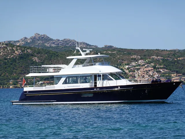 HUNT YACHTS MOTOR YACHT