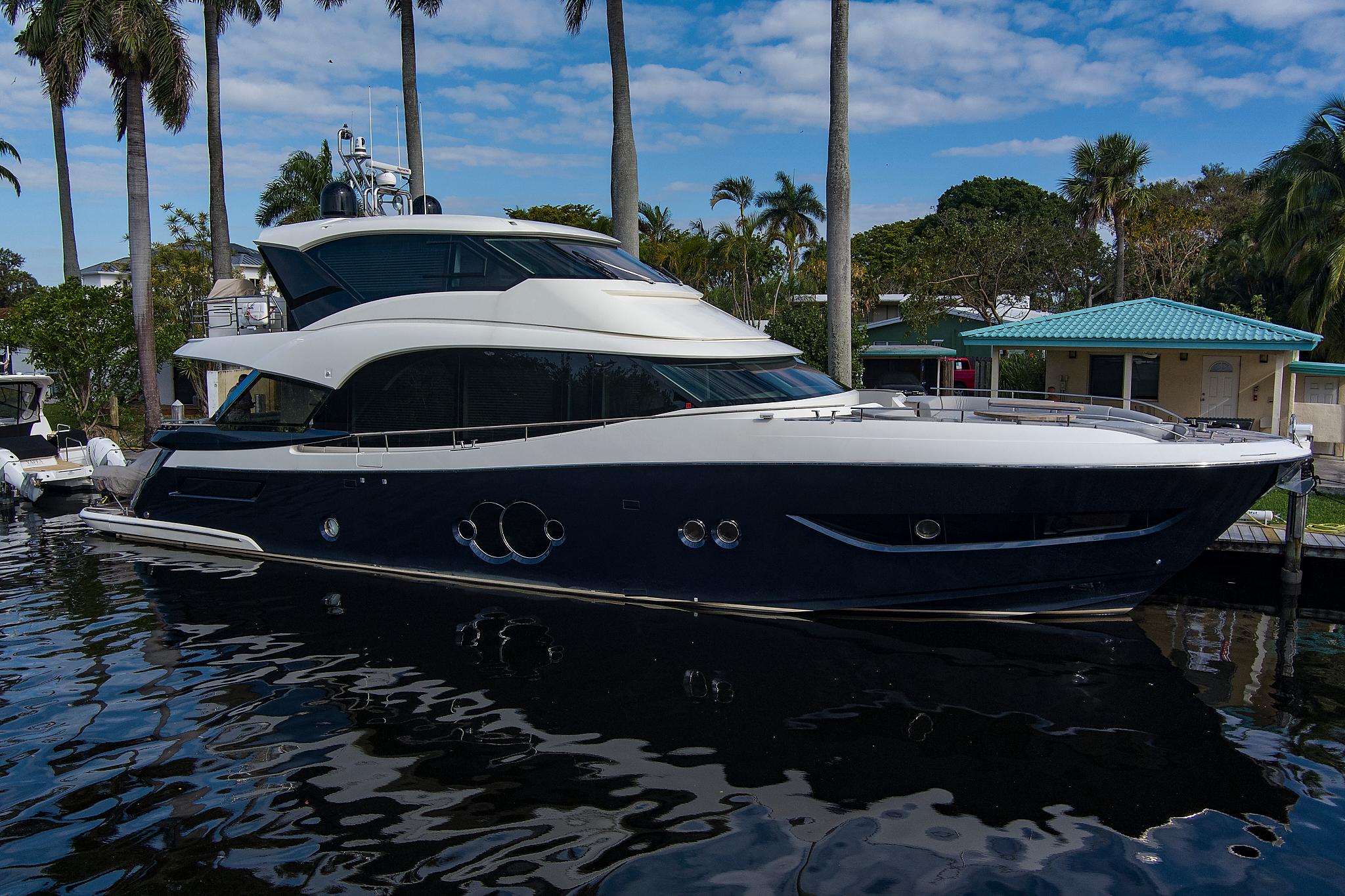 MONTE CARLO YACHTS MCY 76 SKYLOUNGE - Image 1