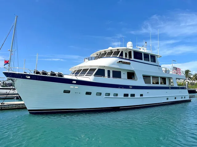 OUTER REEF YACHTS 860 DELUXBRIDGE MOTORYACHT