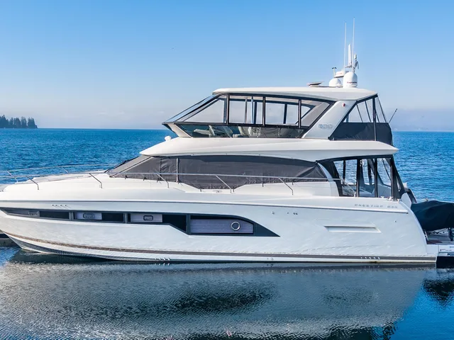 PRESTIGE 630 YACHT