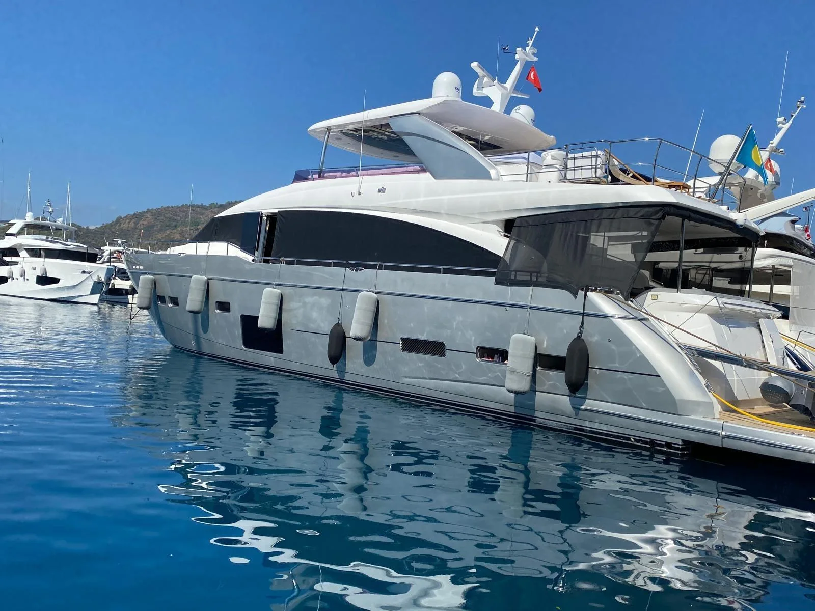 PRINCESS 88 MOTOR YACHT - Image 1