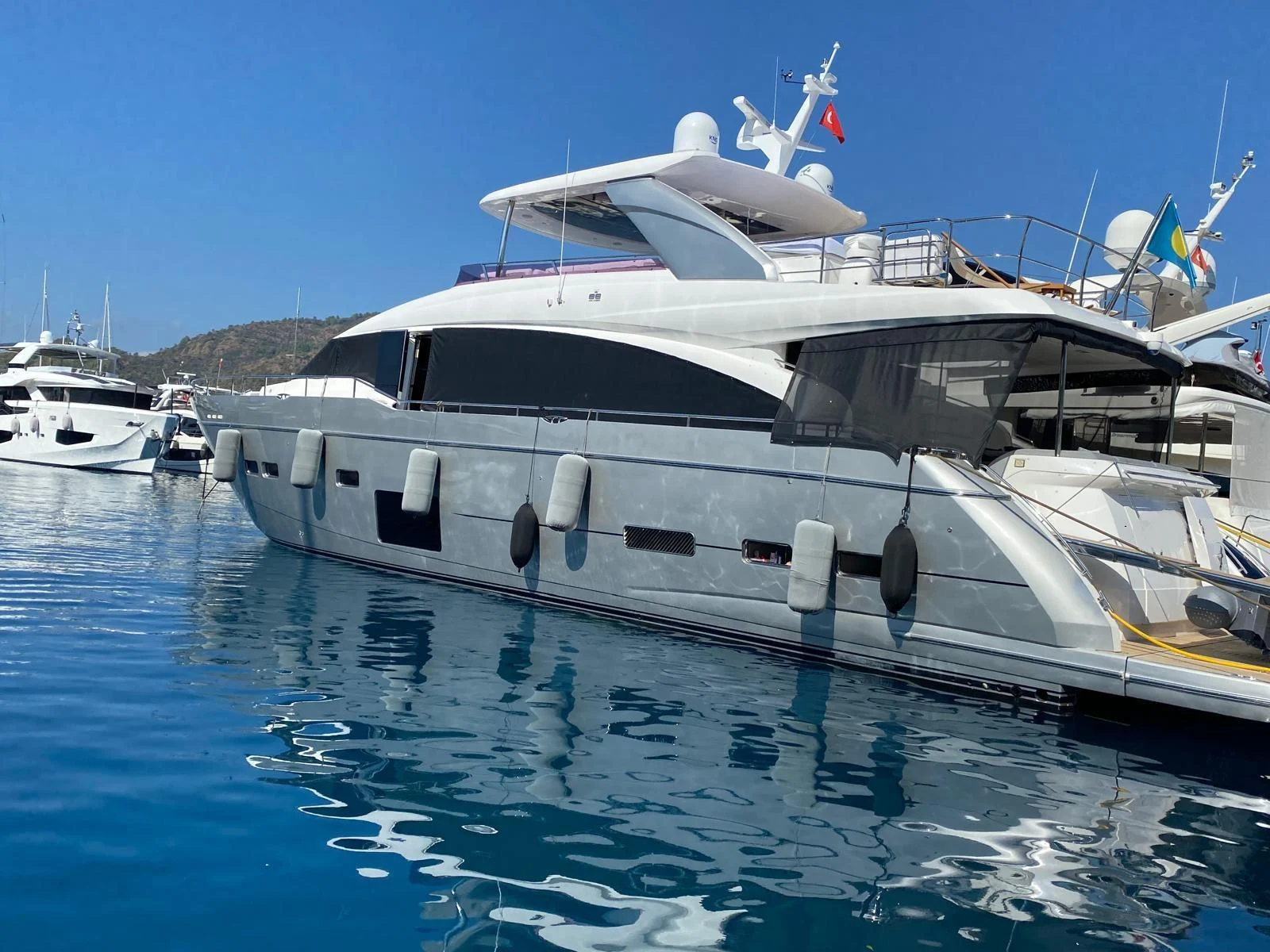 PRINCESS 88 MOTOR YACHT - Image 1