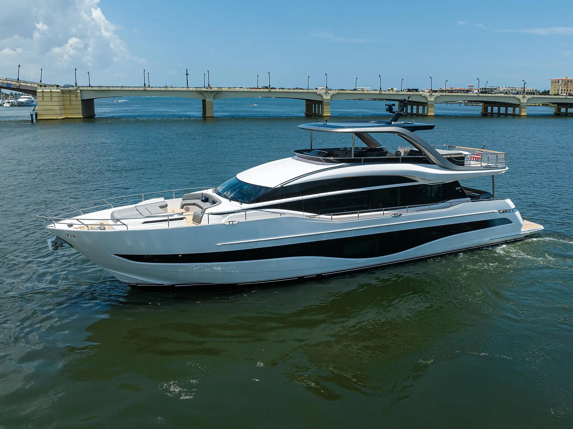 PRINCESS Y85 MOTOR YACHT - Image 3