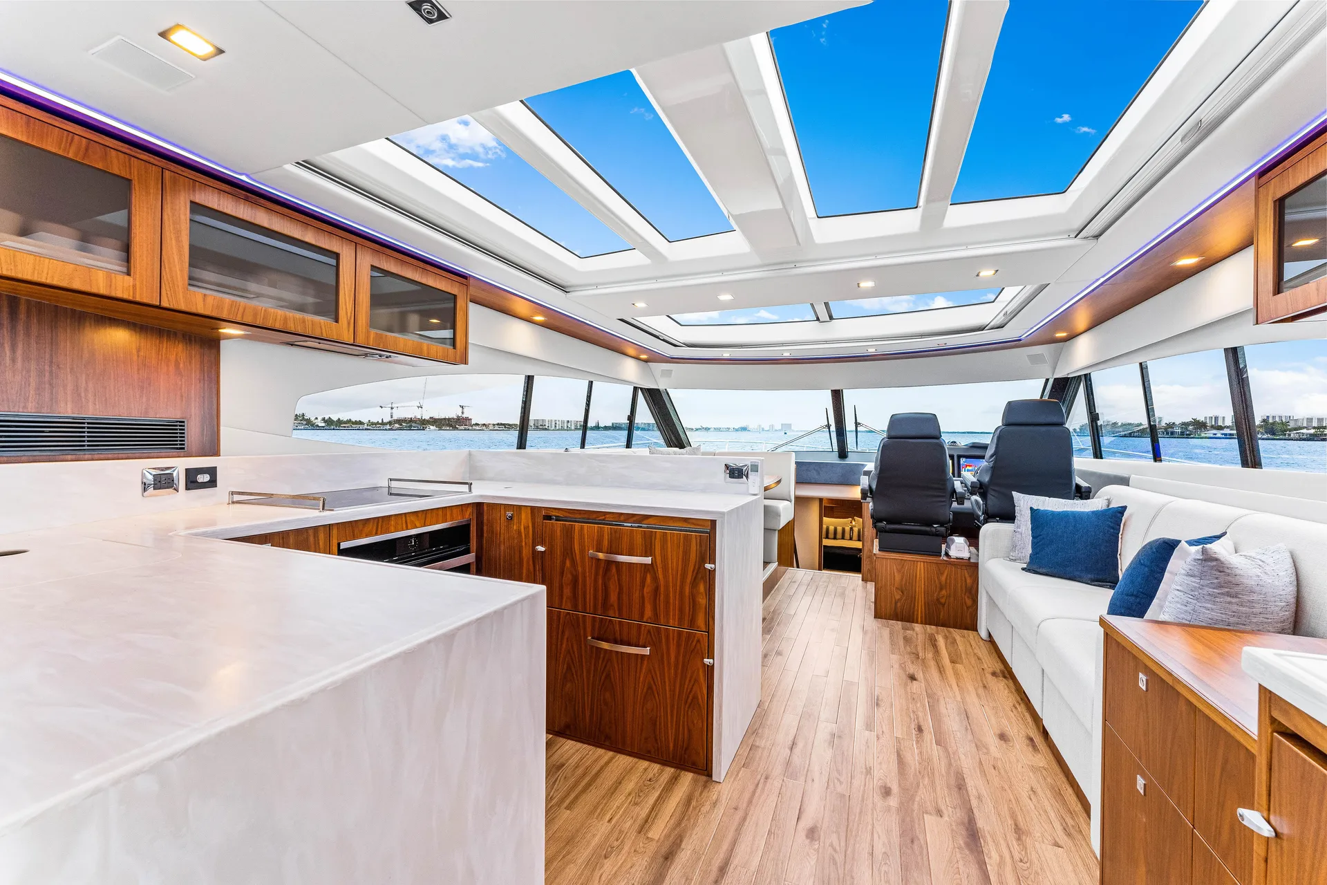 RIVIERA 6000 SPORT YACHT - Image 3