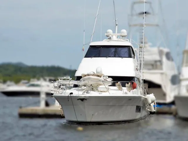 RIVIERA ENCLOSED FLYBRIDGE