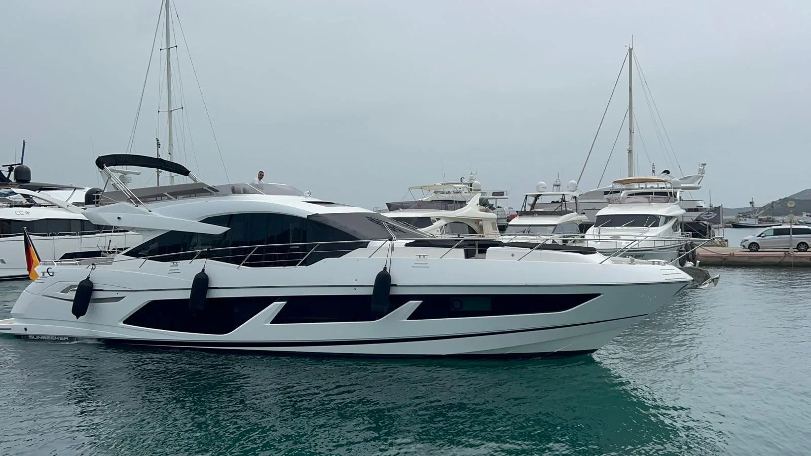 SUNSEEKER 74 SPORT YACHT - Image 3