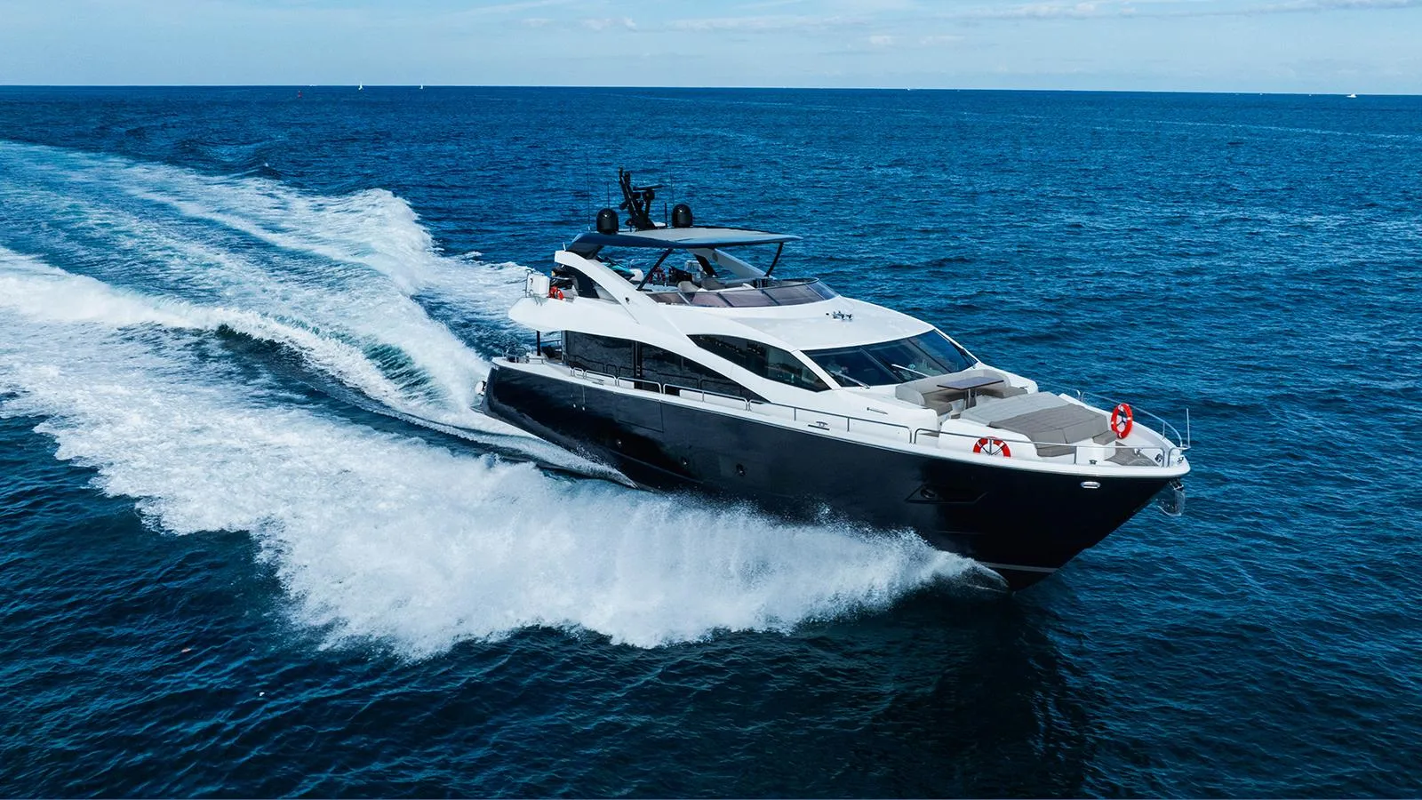 SUNSEEKER MOTORYACHT - Image 3
