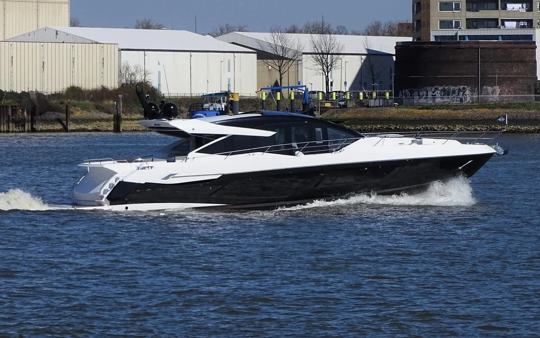 SUNSEEKER PREDATOR 74 XPS - Image 1