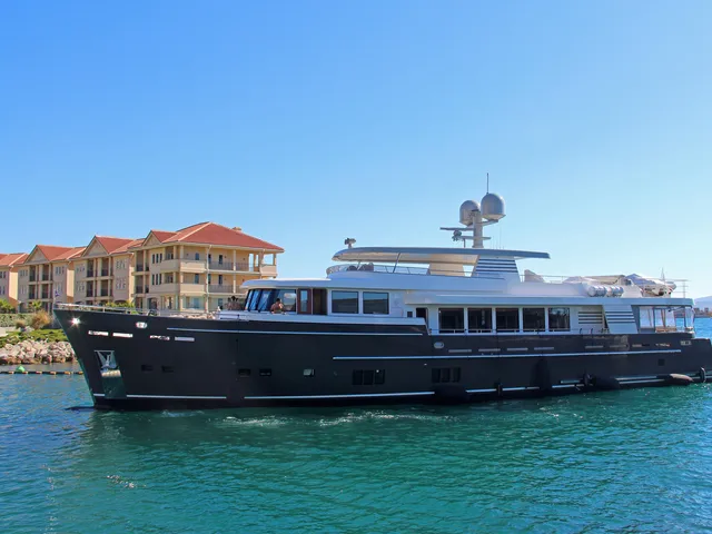 VAN DER VALK EXPLORER 37M