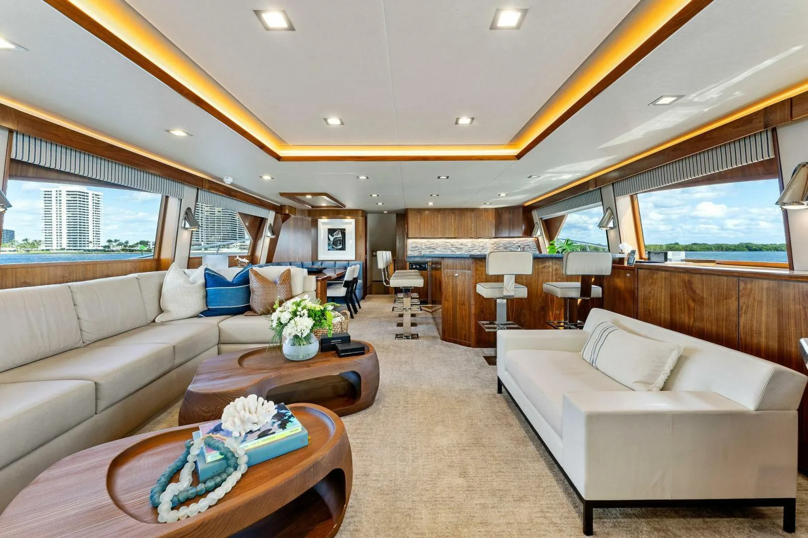 VIKING 92 ENCLOSED BRIDGE - Image 3