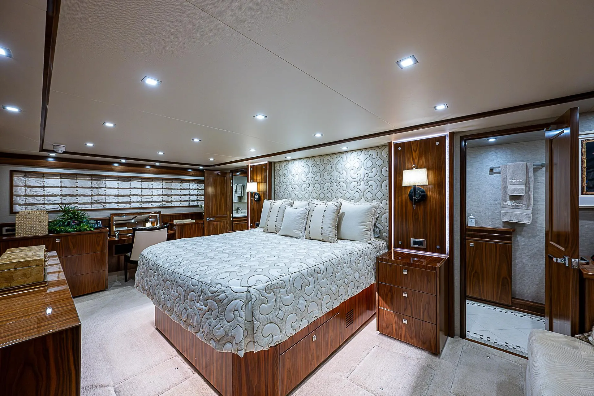 VIKING 92 SKYBRIDGE - Image 3
