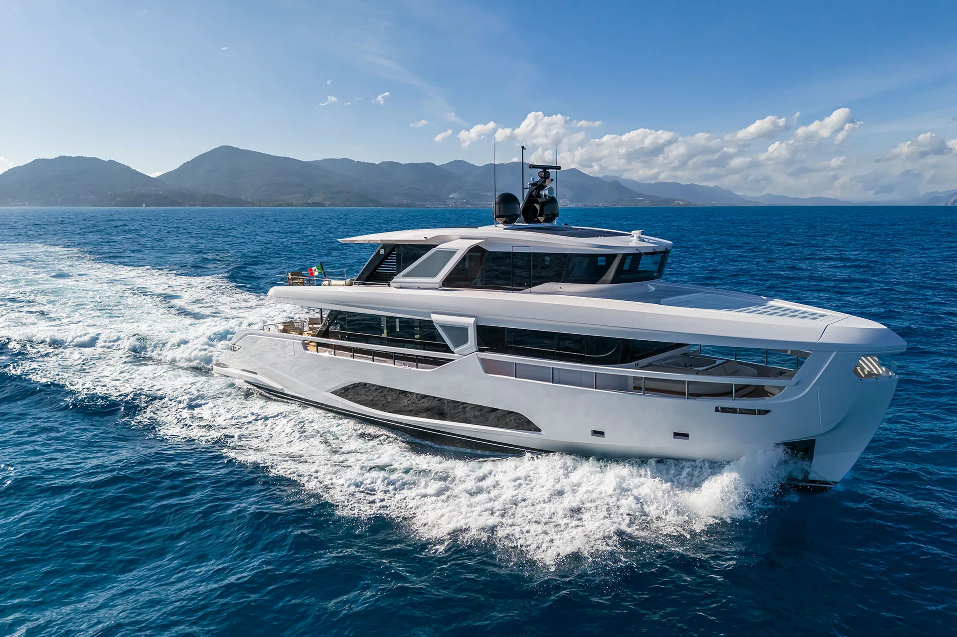 FERRETTI YACHTS INFYNITO 90 - Image 1