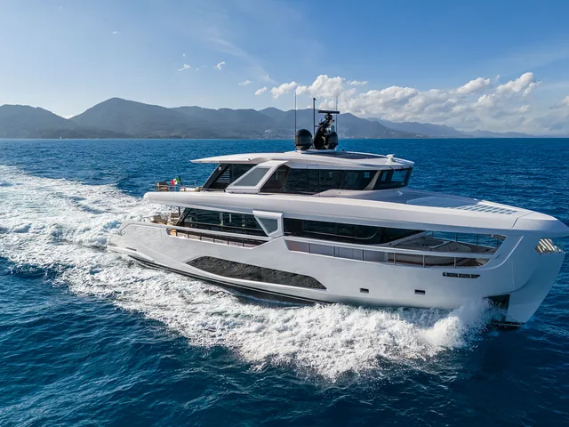 FERRETTI YACHTS INFYNITO 90