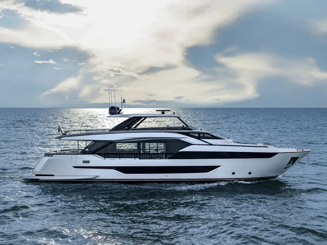 FERRETTI YACHTS 940
