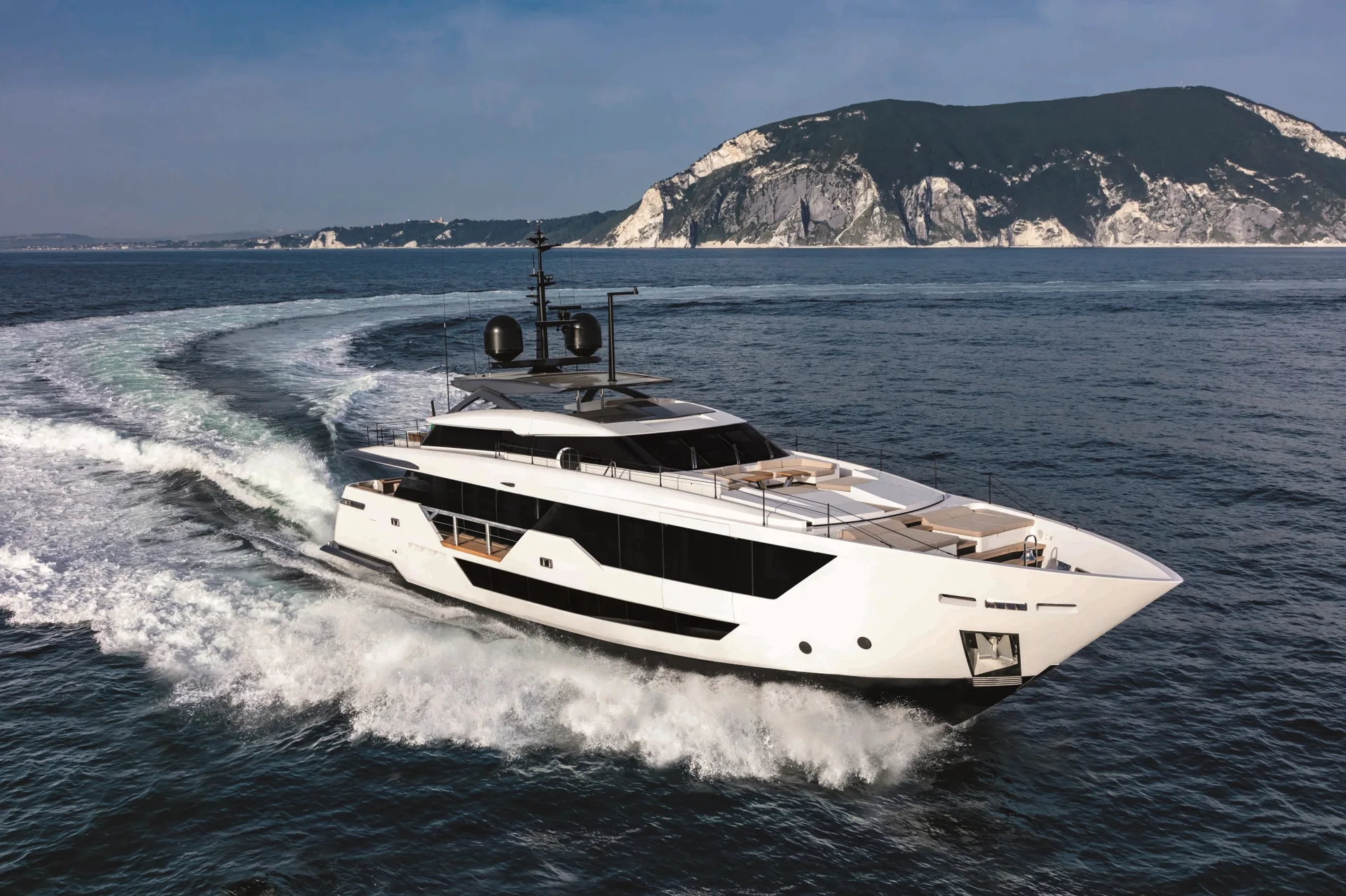 CUSTOM LINE 106’ - Image 1