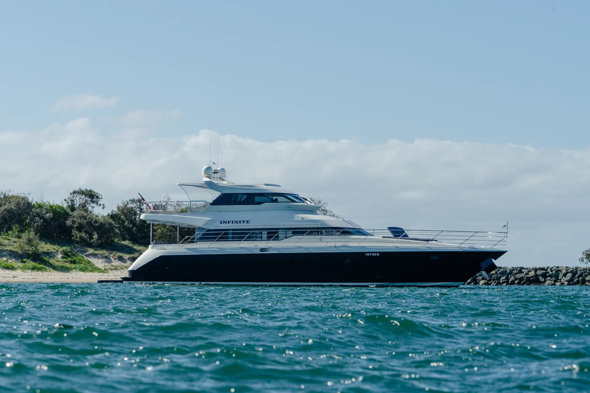 1999 WARREN 85 MOTOR YACHT INFINITE - Image 1