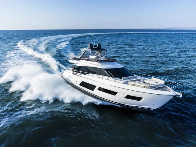 FERRETTI YACHTS 670