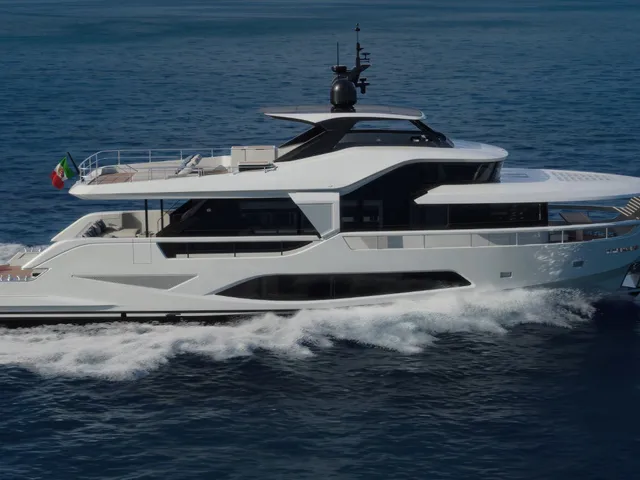 FERRETTI YACHTS INFYNITO 80