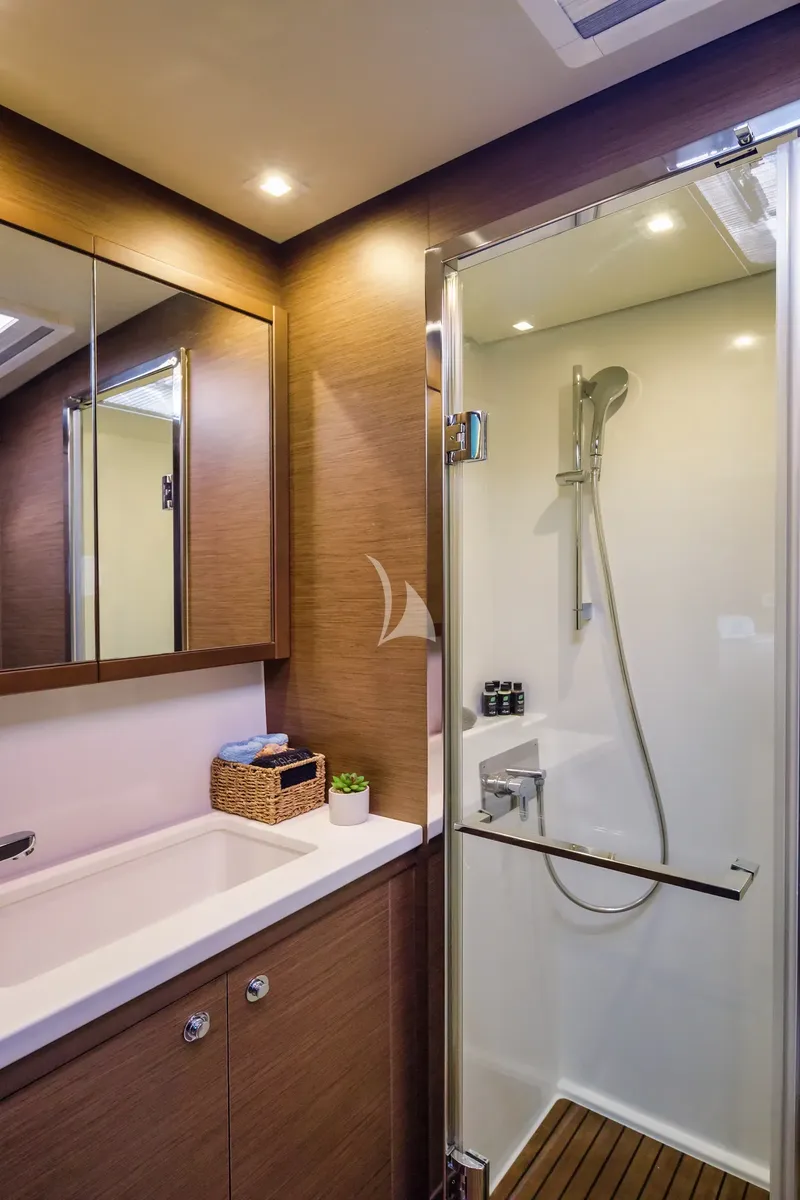 ELVIRA 52, cabins 3