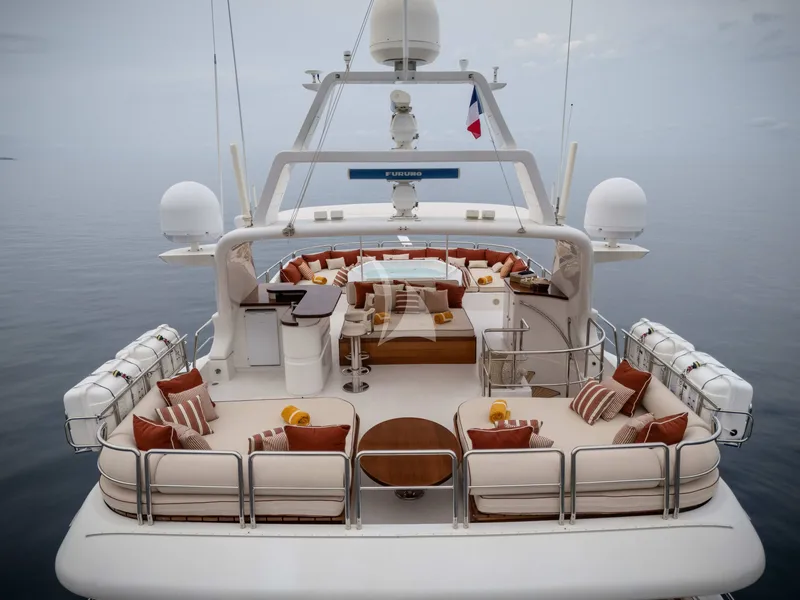 LOULOU, on deck 6