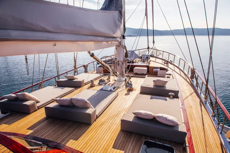 HIC SALTA, on deck 6