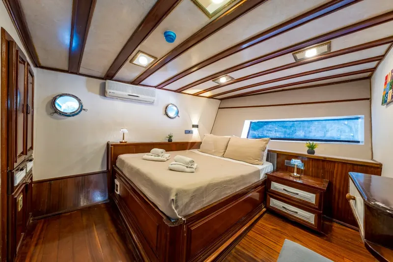 HOLIDAY X, cabins 6