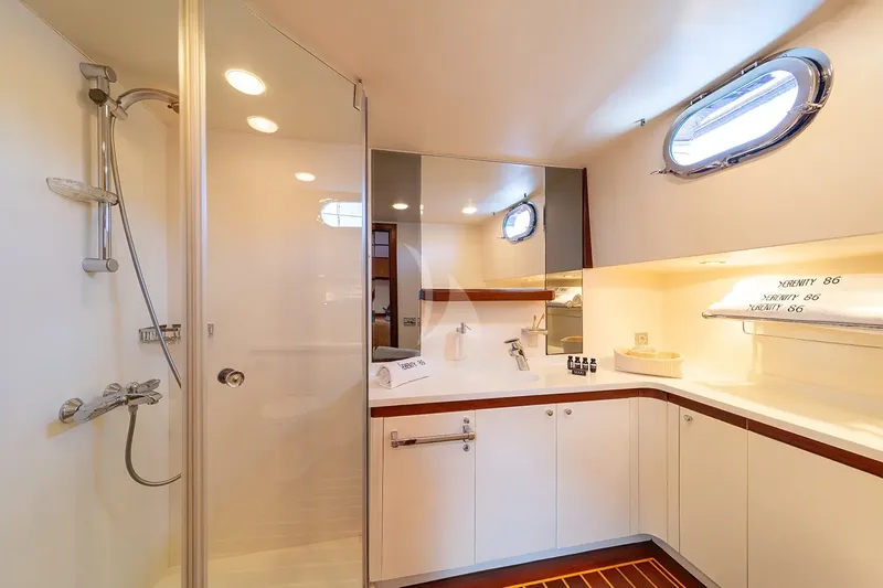 SERENITY 86, cabins 4