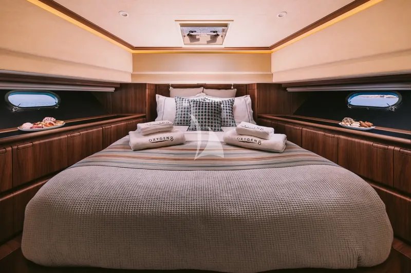 OXYGEN 8, cabins 5