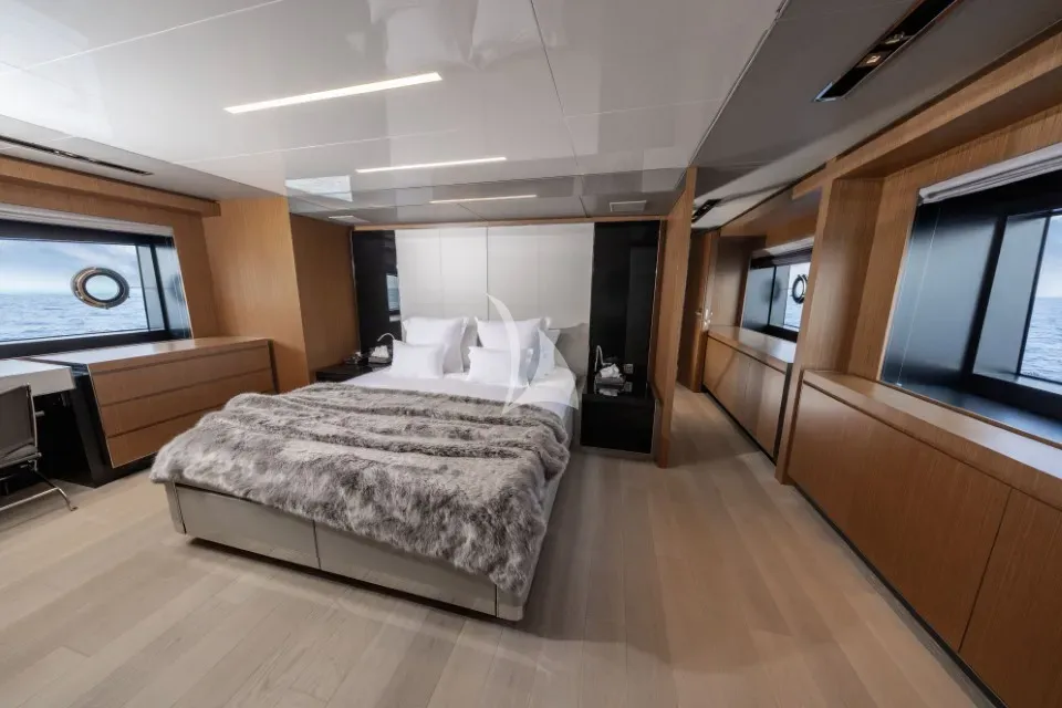 DARK HORSE, cabins 1