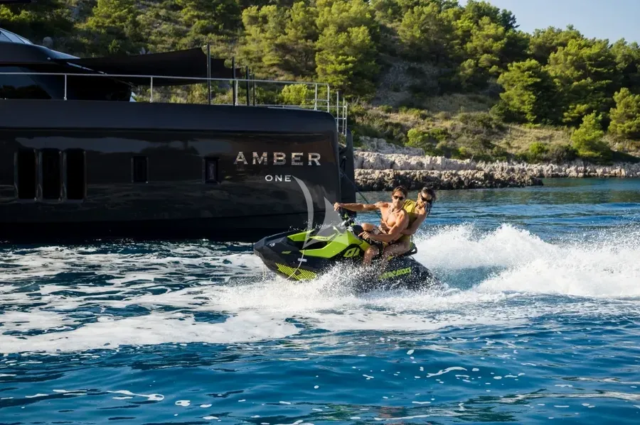AMBER ONE, photos 1