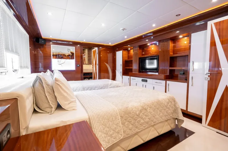 LONG ISLAND, cabins 6