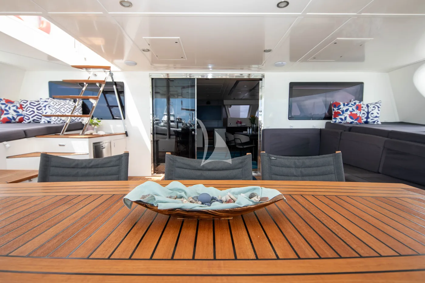 S/Y FENG, inside 1