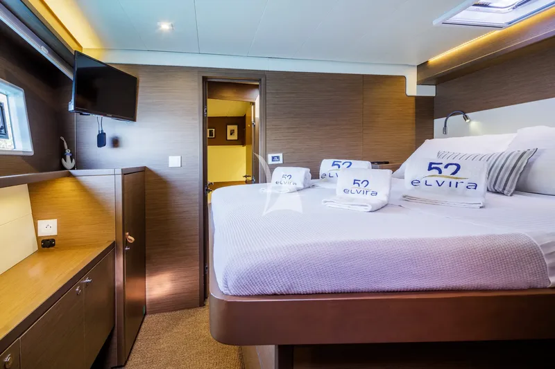 ELVIRA 52, cabins 2