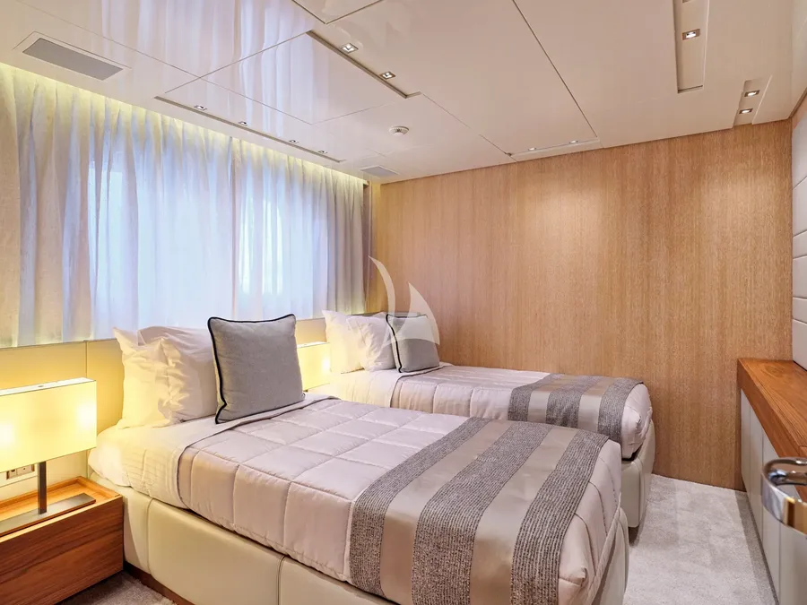 GOLDEN YACHT, photos 4