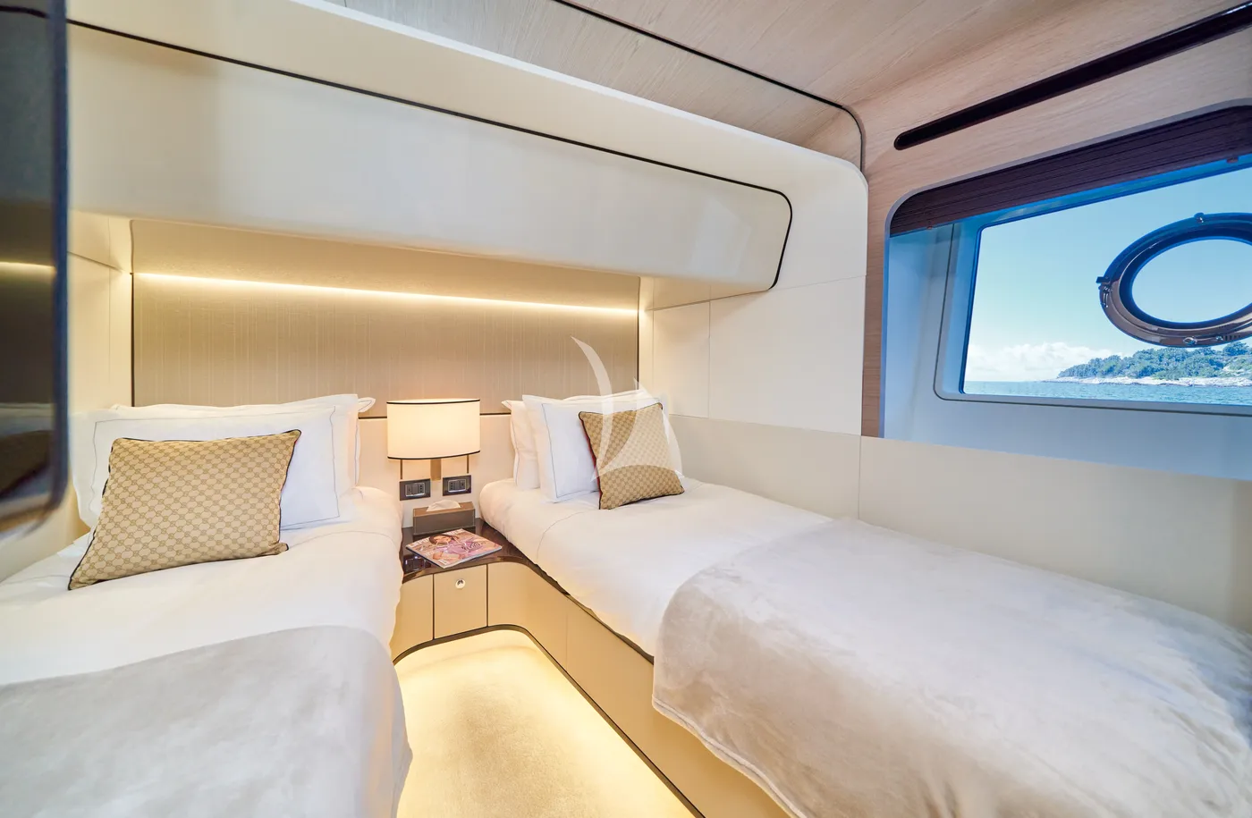 ALUMINIA TOO, cabins 1