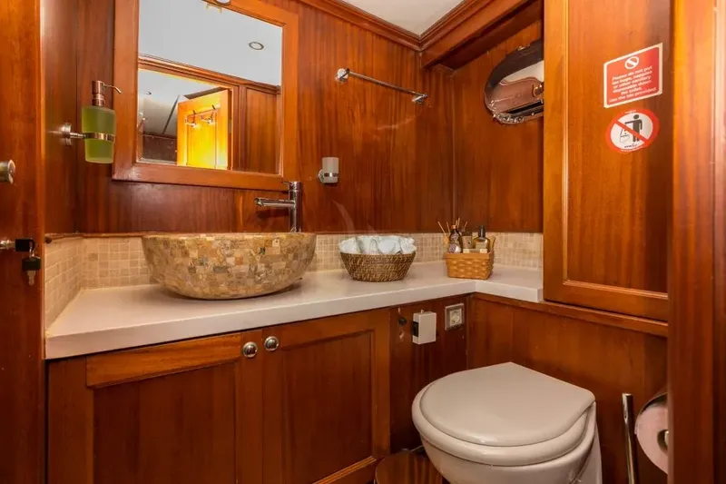 DEA DEL MARE, cabins 5