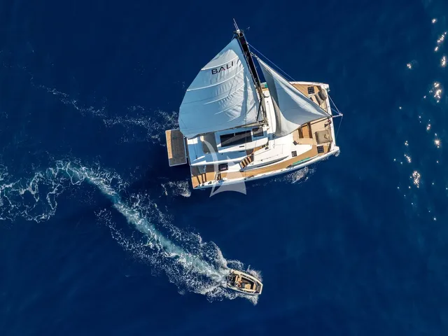 Farben — Bali Catamarans