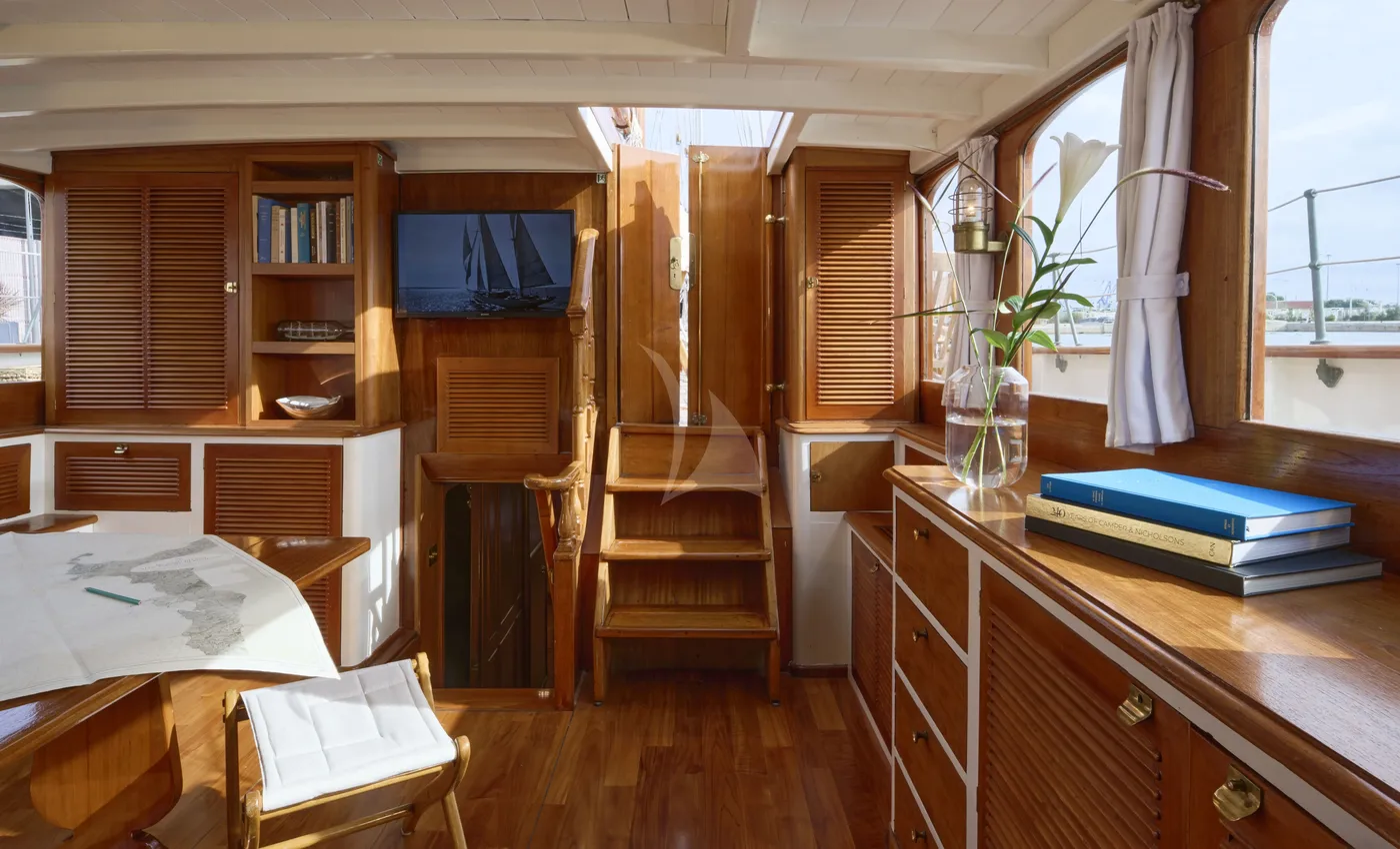 BLACK SWAN, cabins 1