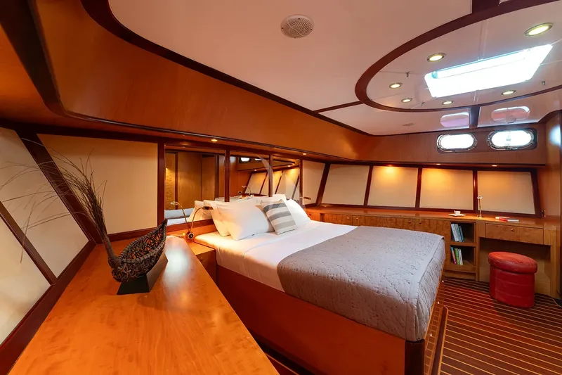 SERENITY 86, cabins 3