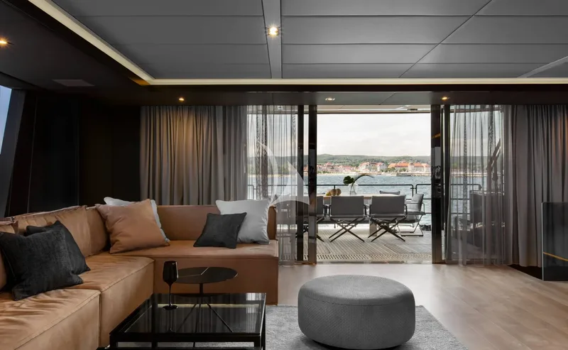 GRAYONE, inside 5
