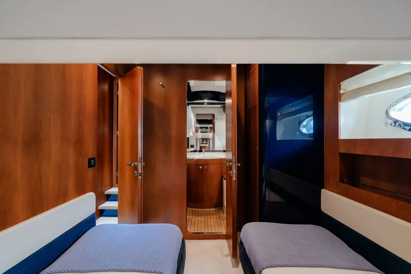 ETERNO, cabins 4
