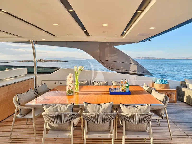 GOLDEN YACHT, inside 4