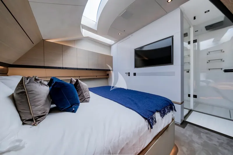DOUBLE U, cabins 5