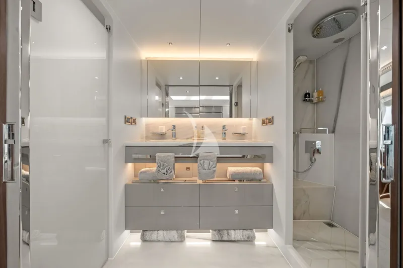 LOUDER, cabins 6